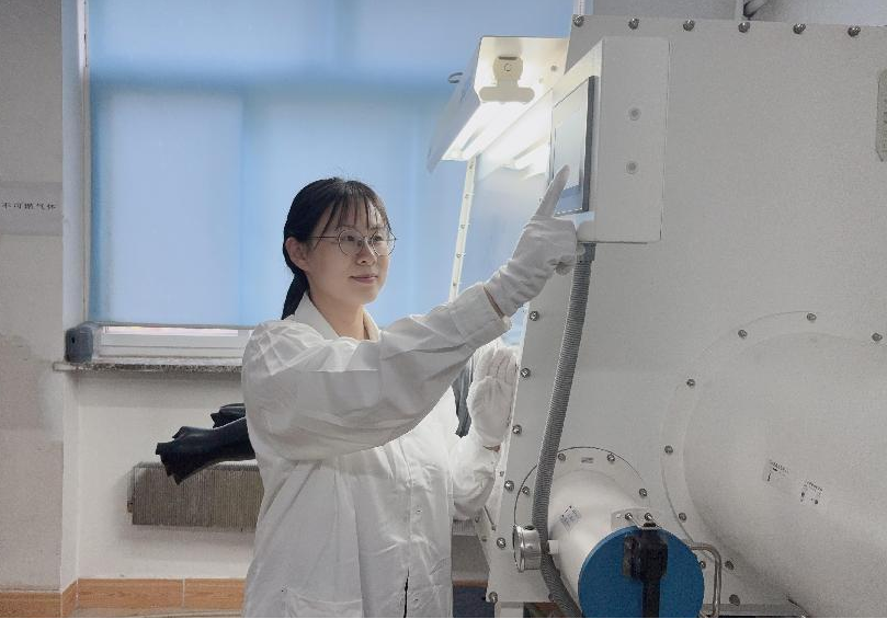 科研一线丨石爽爽：晶体生长虽慢，但每一步都通向光的未来